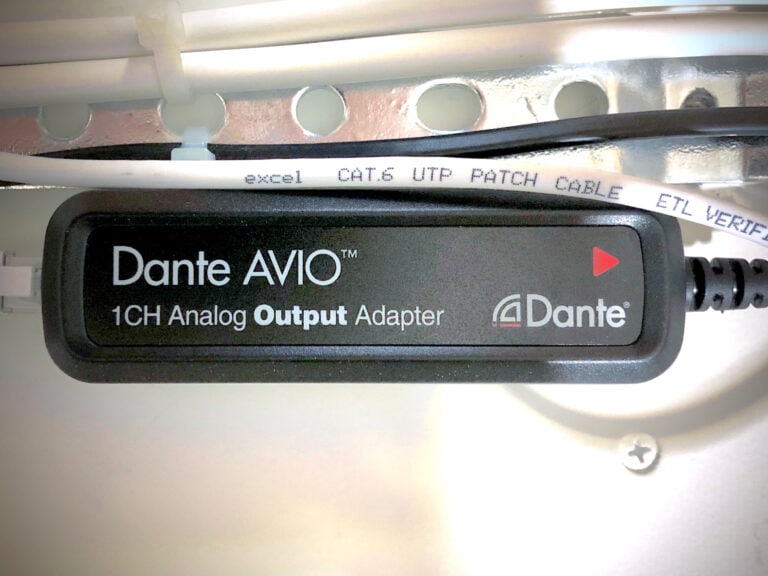 Audinate Dante AVIO Output adapter matar slingförstärkaren med ljud.