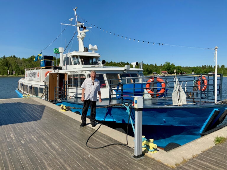 Per Rydback som driver LImötrafiken och ägare av M/S Drottning Silvia. Båten är här förtöjd vid kajen på Limön dit alla turer går.