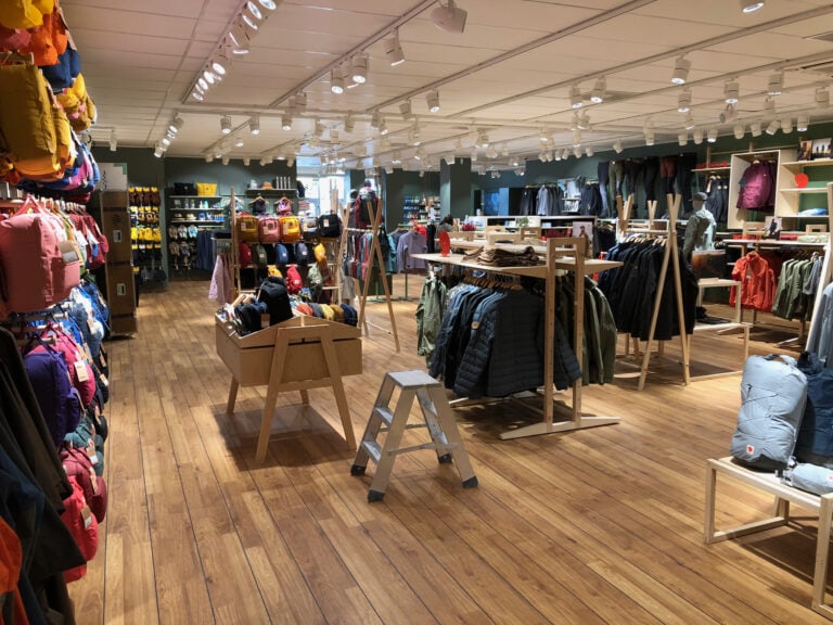 Naturkompaniets nyrustade butik i Gävle har fått en helt ny interiör. Högtalare samsas med belysning i takskenorna och skapar en väl avvägd ljudmiljö i hela butiken.