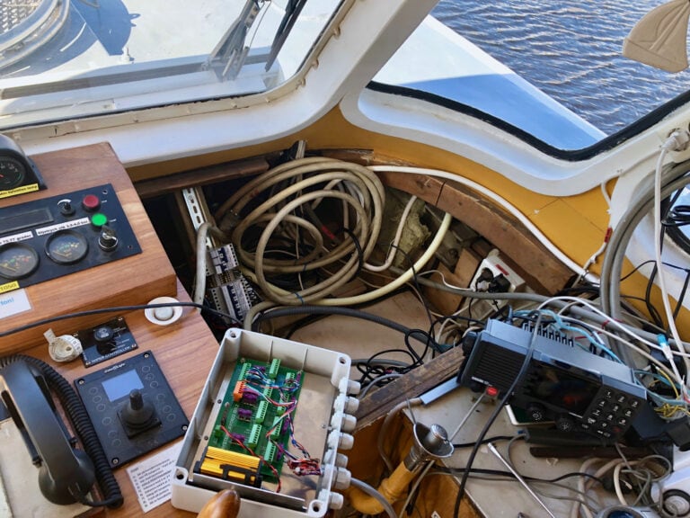 Ny och gammal teknik samsas på styrbryggan. Installation av nytt intercomsystem från AVO Marine.