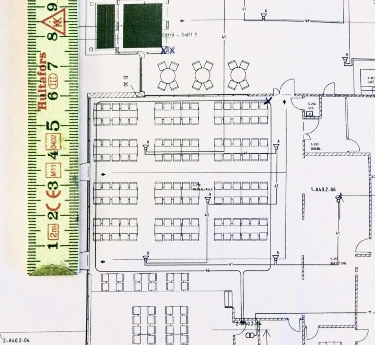 Ritning över matsal/aula där hörslingan ska ritas in.
