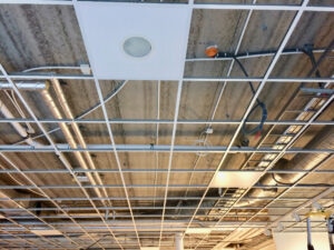 Bild innan SLS-slinga monteras ovanför takplattorna.