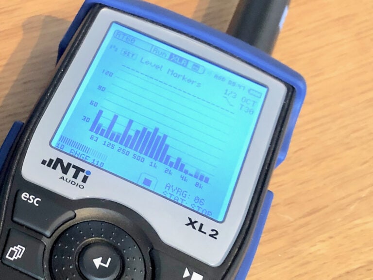 Ljudmätning med NTi XL2. Mäter ljudtrycknivå, efterklangstid med mätmikrofon. Här syns mätning i tersband.