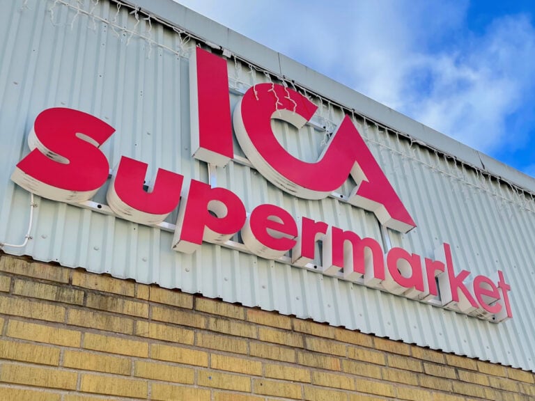 Gävle Ljud monterar ljud på ICA Supermarkets butik i Hofors.