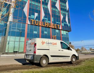 Gävle Ljuds servicebil parkerad framför Tullhuset i Gävle där vi installerat ett ljudsystem på Gävle Strand Din Vårdcentral.