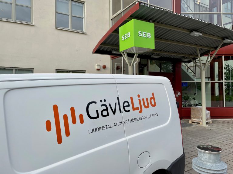 Gävle Ljuds servicebil parkerad framför SEB:s lokaler i Gävle.