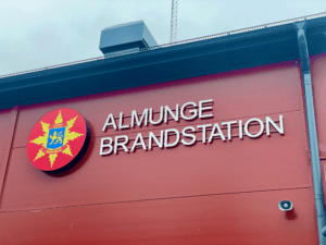 Almunge Brandstation har fått nytt ljudsystem installerat. Här syns en högtalare från Penton.