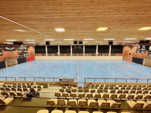 Ludvika sporthalls A-hall har fått en helt ny ljudanläggning installerad. Tre högtalare riktade mot läktaren och tre högtalare riktade mot planen. Mellan dessa sitter två subbasar.