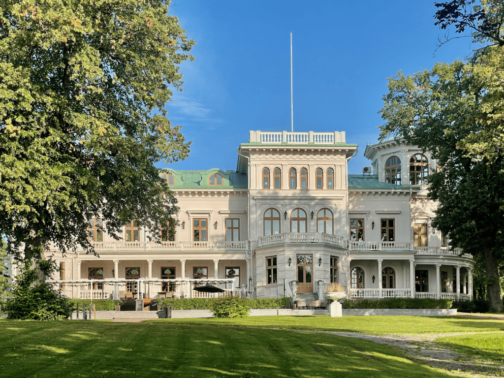 Engeltofta i Gävle ligger vid Gävlebuktens norra strand. En praktfull grosshandlarvilla som erbjuder konferens, hotell, restaurang och café.   Engeltofta byggdes 1882 av Grosshandlare Bengt Gustaf Kronberg. Engeltofta berättar om den storhetstid som präglade Gävle i slutet av 1800-talet och under inledningen av 1900-talet.