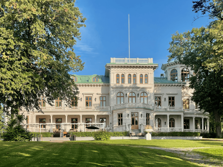 Engeltofta i Gävle ligger vid Gävlebuktens norra strand. En praktfull grosshandlarvilla som erbjuder konferens, hotell, restaurang och café.   Engeltofta byggdes 1882 av Grosshandlare Bengt Gustaf Kronberg. Engeltofta berättar om den storhetstid som präglade Gävle i slutet av 1800-talet och under inledningen av 1900-talet.