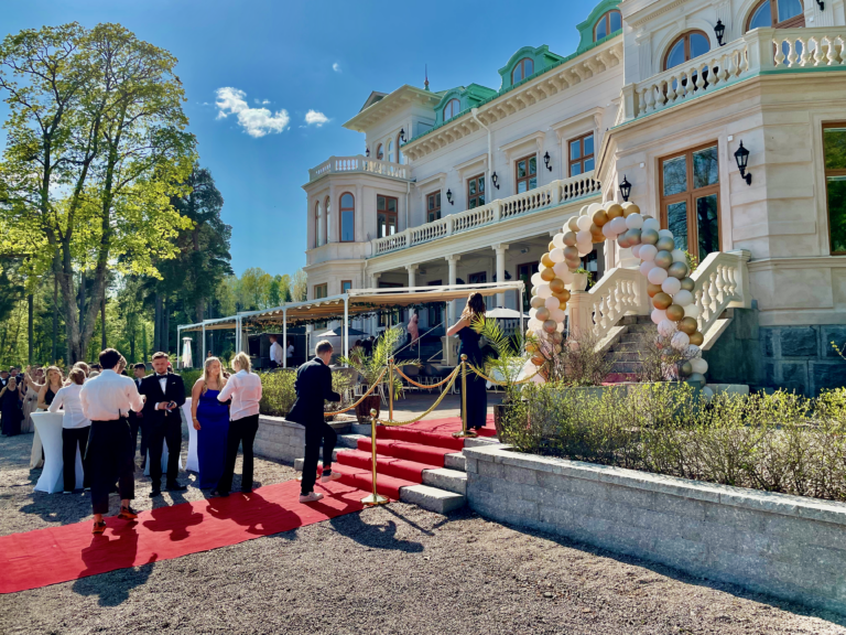 Studentfest på Engeltofta. Här väntar alla på att festen ska fortsätta inomhus. Högtalarna utomhus på verandan, VOID Cyclone 55, spelar musik till en större del av utomhusdelen.