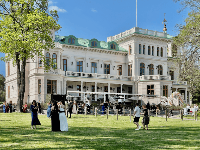 Bröllop eller studentfest, Engeltofta är helt klart regionens finaste plats för alla festligheter. Både inom- och utomhus!