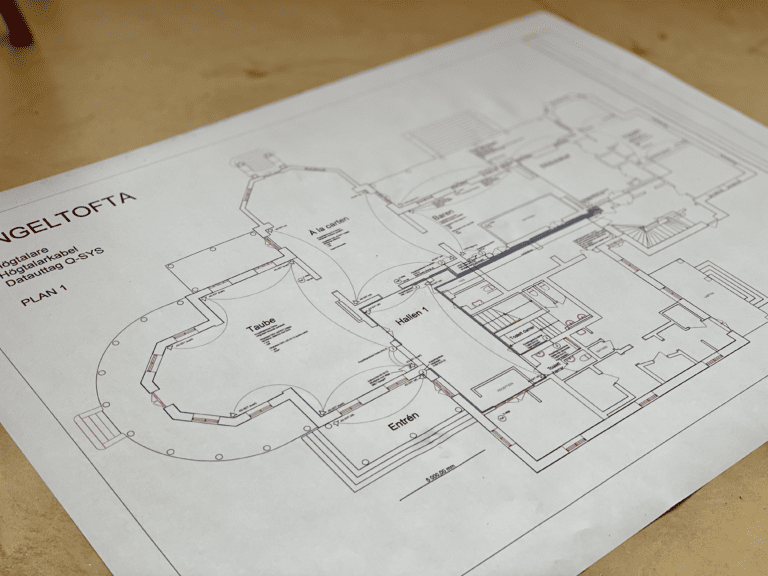 Hela ljudanläggningen har vi ritat upp i StarDraw. Efter import av dwg-filer från Engeltofta har vi ritat in varje kabel och högtalare på varje plan.