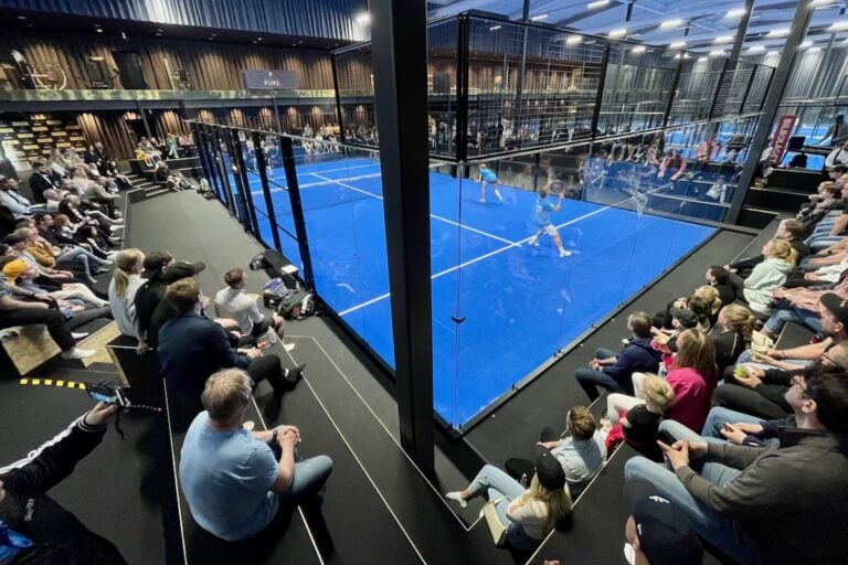 Centercourten på Premium Padel. Mitt i matchen. I taket (syns inte på bilden) sitter två VOID Venu-högtalare som fyller hallen med sitt snygga ljud.