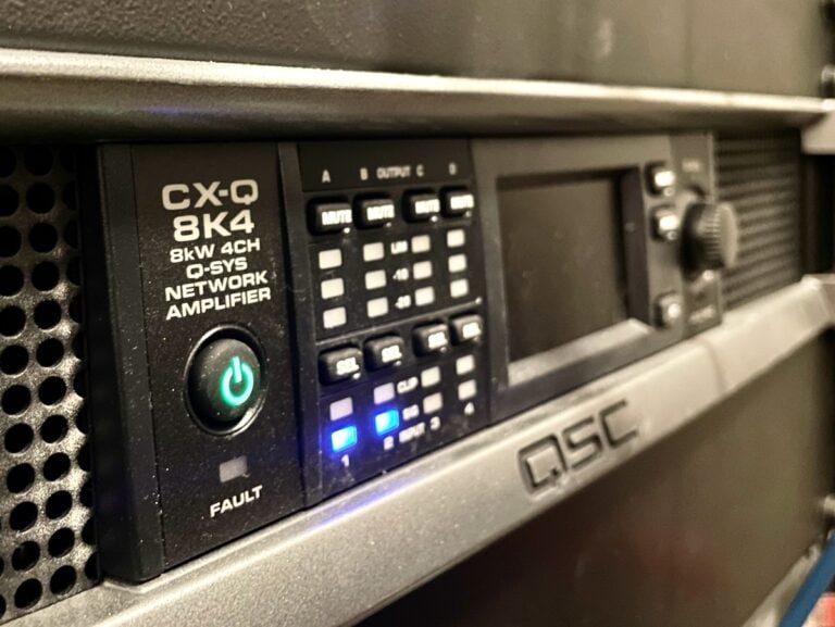 Förstärkare Q-SYS CX-Q 8K4. Kraftfull nog att driva en stor mängd högtalare.